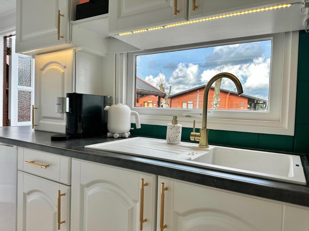Gezellig Chalet Met 2 Slaapkamers En Zicht Op Het Water Erm Bagian luar foto