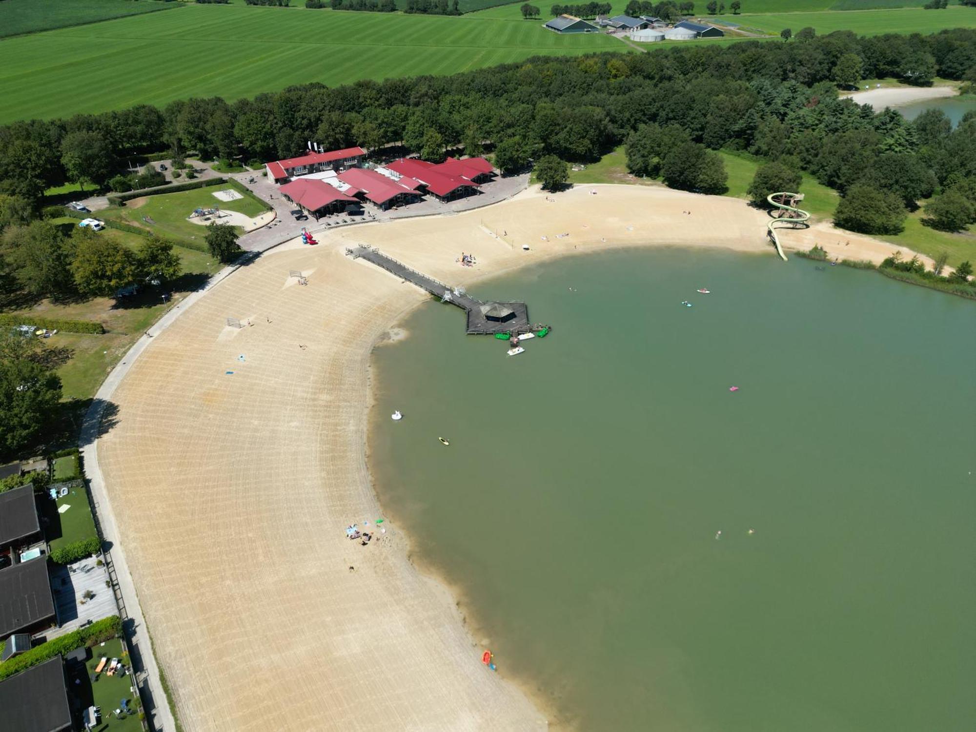 Gezellig Chalet Met 2 Slaapkamers En Zicht Op Het Water Erm Bagian luar foto